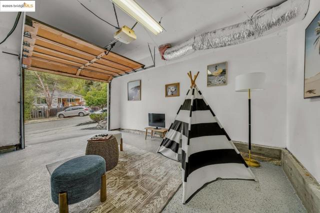 5925 Outlook Ave, Oakland CA: https://media.crmls.org/mediaz/5be0e6cc-cb8a-428f-9370-e0c61b806827.jpg