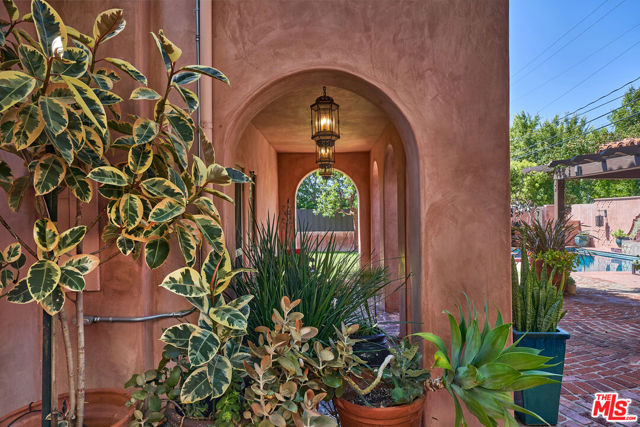 519 N ALTA Drive, Beverly Hills CA: https://media.crmls.org/mediaz/5be13f0c-e3d2-40f3-bef9-a4524c1dad93.jpg