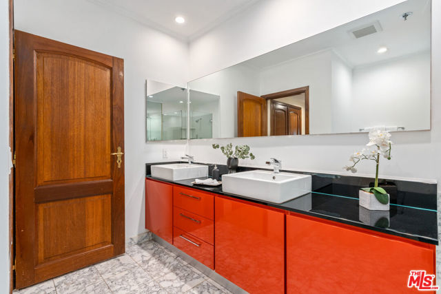 9249 Burton Way, Beverly Hills CA: https://media.crmls.org/mediaz/5be15fa5-6aff-4e9c-9272-37f30a7d8ae6.jpg