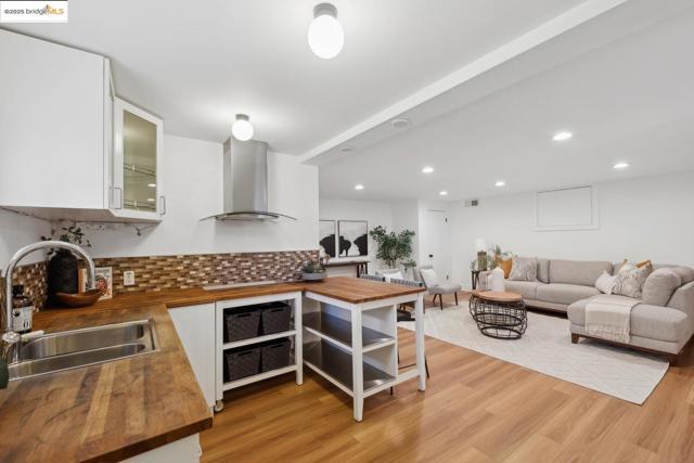 1127 Hillview RD, Berkeley CA: https://media.crmls.org/mediaz/5be199d6-f44e-4f1a-b0bf-eb00691a644d.jpg