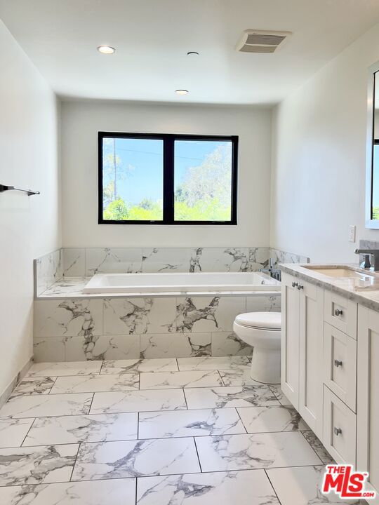 859 S LUCERNE Boulevard, Los Angeles CA: https://media.crmls.org/mediaz/5be2a479-8036-4989-86fc-a06c1a51c886.jpg