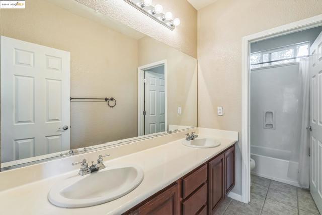 2665 Torrey Pines Dr, Brentwood CA: https://media.crmls.org/mediaz/5be2f4d1-2791-4efc-8385-90d870fedd28.jpg