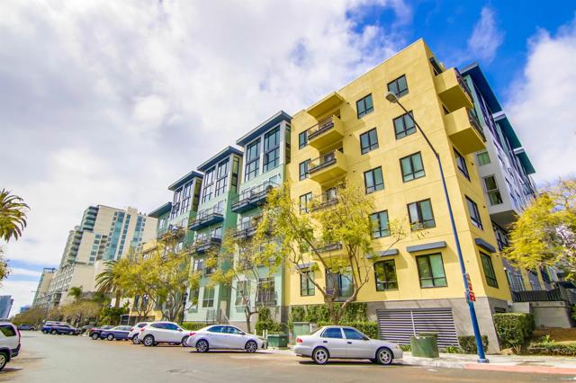 889 Date St, San Diego CA: https://media.crmls.org/mediaz/5be46ea3-321d-4246-861f-5b9438cd08ab.jpg