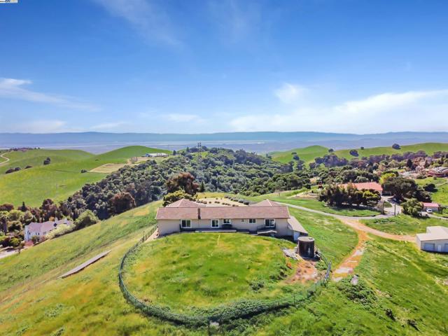 41794 Vargas Rd, Fremont CA: https://media.crmls.org/mediaz/5be4b9c6-592c-455a-8094-dfe07453dfb0.jpg