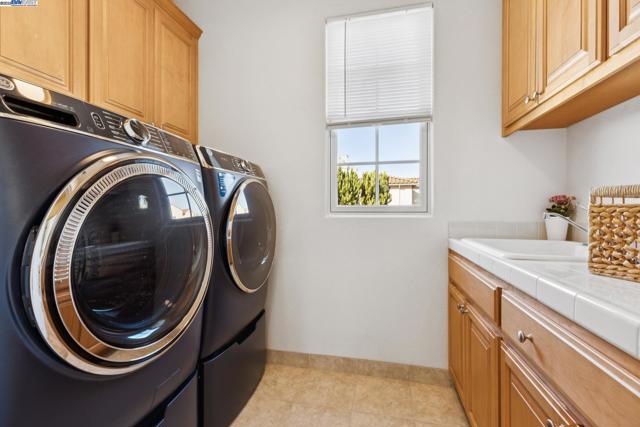 5 Cornelius Sq, Alameda CA: https://media.crmls.org/mediaz/5be4e6c8-ea26-4b95-8db5-f0b7234a70d6.jpg