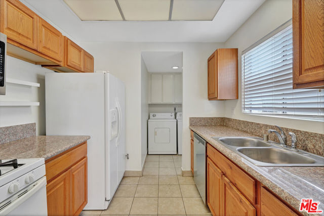 221 S Tower Drive, Beverly Hills CA: https://media.crmls.org/mediaz/5be4e886-fae2-45b9-a025-1ba70ea0fb7f.jpg