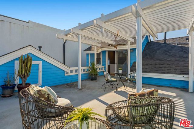 134 Roma Court, Marina del Rey CA: https://media.crmls.org/mediaz/5be5ec65-966f-46c1-ab26-a8e53e9f5f4d.jpg