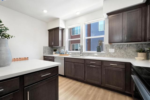 2119 Stanford Street, Alameda CA: https://media.crmls.org/mediaz/5be64be9-6b45-431b-807e-3e62e4553f8a.jpg