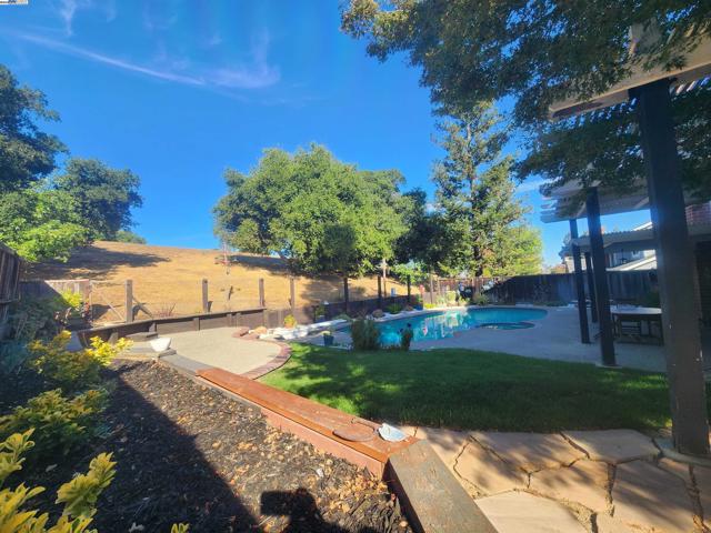 1127 Mataro Ct, Pleasanton CA: https://media.crmls.org/mediaz/5be69f4a-b050-4c20-b111-2b7044e008d8.jpg