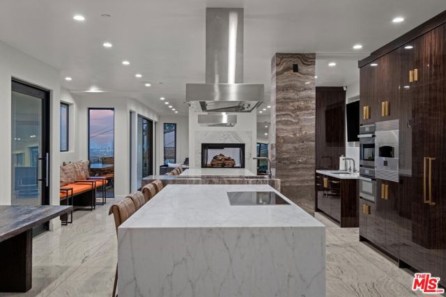 4733 Bonvue Avenue, Los Angeles CA: https://media.crmls.org/mediaz/5be70770-478a-461f-a69d-fb08ff5372ae.jpg
