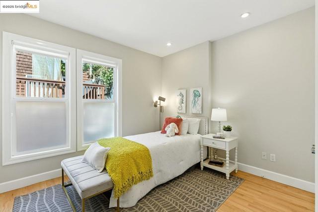 280 Monterey Blvd., San Francisco CA: https://media.crmls.org/mediaz/5be7318d-eaab-464a-8720-d1da32ba2601.jpg