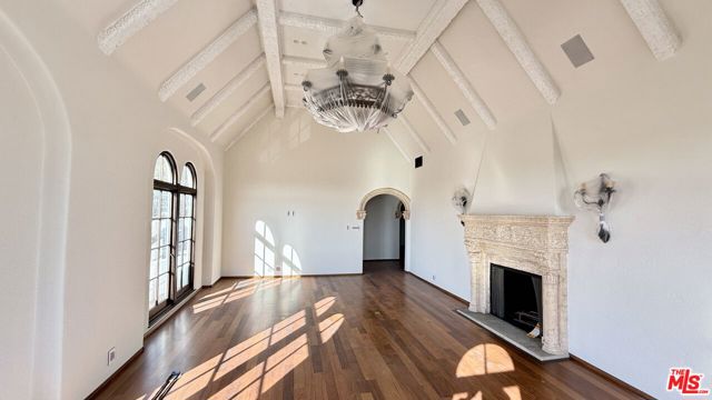 1302 N Sweetzer Avenue, West Hollywood CA: https://media.crmls.org/mediaz/5be77caa-ca61-4152-a423-4b49a4d15684.jpg