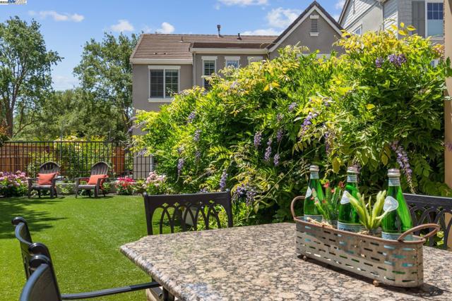 5989 Hillbrook Pl, Dublin CA: https://media.crmls.org/mediaz/5be82e27-d5fb-4b43-abd9-311908c0b57c.jpg