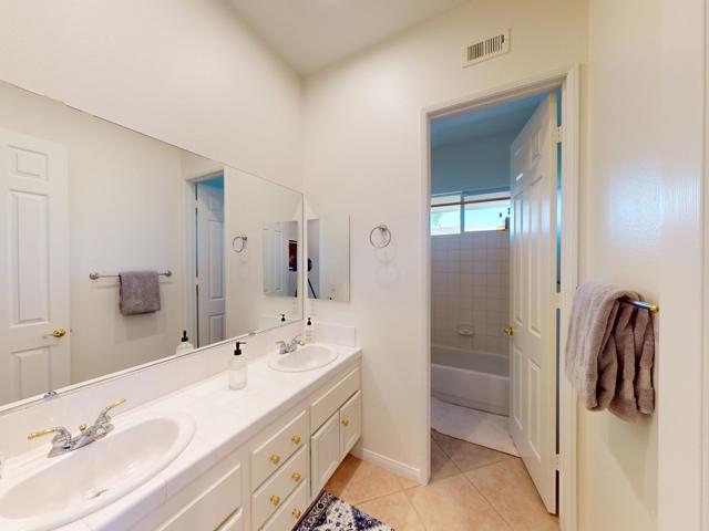 34 Calle La Reina, Rancho Mirage CA: https://media.crmls.org/mediaz/5be8529b-e315-4c5d-990e-6032c29b21a4.jpg