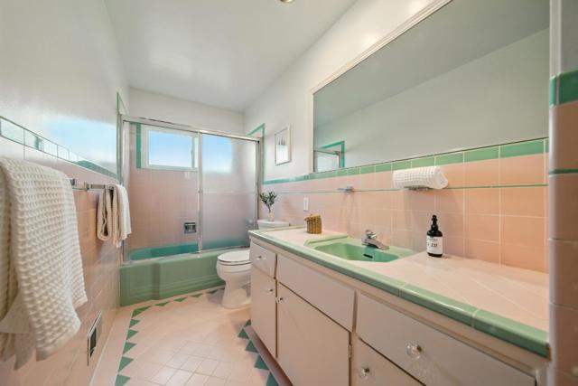 263 W Oakwood Boulevard, Redwood City CA: https://media.crmls.org/mediaz/5be8d02c-f015-4a72-b15f-ee1efa050ff1.jpg