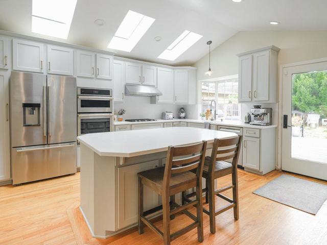 1087 Rio Vista Drive, Pacifica CA: https://media.crmls.org/mediaz/5be9469c-6c75-4fcd-b01d-239ea7c42ab1.jpg