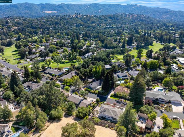 2646 Roundhill Dr, Alamo CA: https://media.crmls.org/mediaz/5be9c4d9-8998-4819-840f-15466d87b23c.jpg
