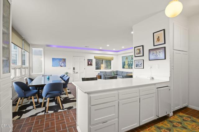 3541 Ocean Drive, Oxnard CA: https://media.crmls.org/mediaz/5bea1028-0578-42a8-8696-c31d23de632a.jpg