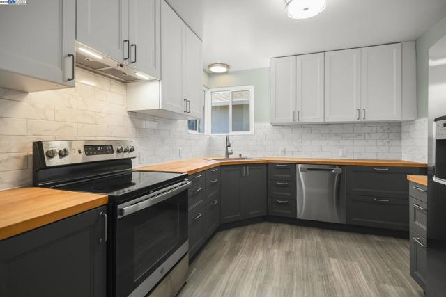 456 Custer Rd, Hayward CA: https://media.crmls.org/mediaz/5bea5a16-015a-4895-9270-728ff0f6180f.jpg