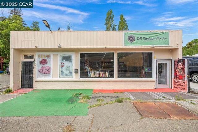 4955 Appian Way, El Sobrante CA: https://media.crmls.org/mediaz/5bea5e56-06cd-4478-bc72-24bf65419a68.jpg