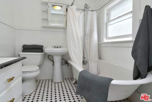 224 Horizon Avenue, Venice CA: https://media.crmls.org/mediaz/5beb1bee-da6b-42d3-b67e-9ad3dacc8931.jpg
