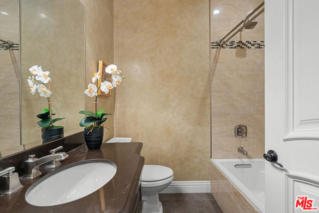 5767 Lasaine Avenue, Encino CA: https://media.crmls.org/mediaz/5bec07b4-bfcf-4389-bd1e-9f4f7ce67bbb.jpg