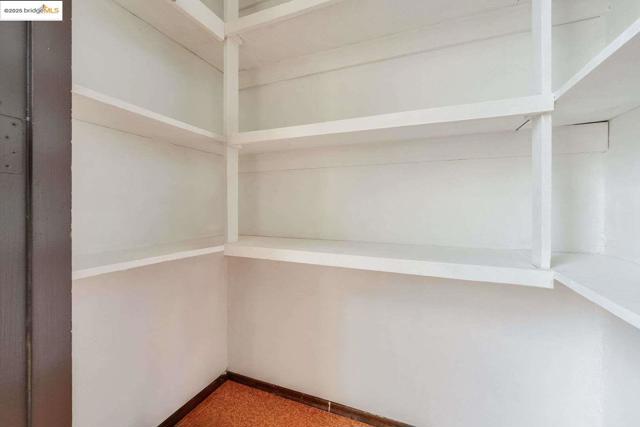 500 Vernon ST, Oakland CA: https://media.crmls.org/mediaz/5bec08c5-035e-4719-a47f-483f6efbcbd5.jpg