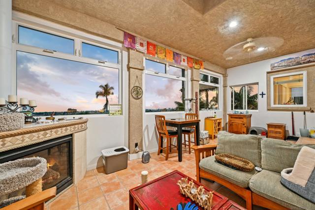 7215 Daffodil Pl, Carlsbad CA: https://media.crmls.org/mediaz/5bec79ad-53e0-4340-ab29-adafe65ac261.jpg