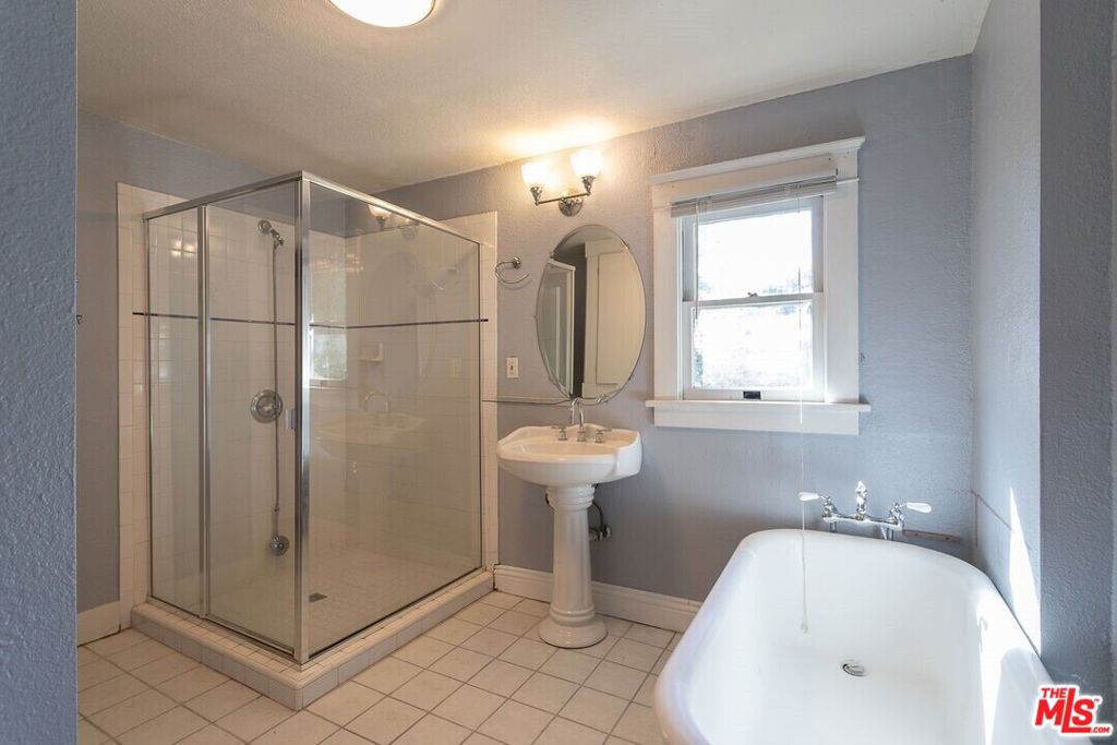 https://media.crmls.org/mediaz/5becdf9e-d446-423b-8661-f2db95224728.jpg?preset=X-Large