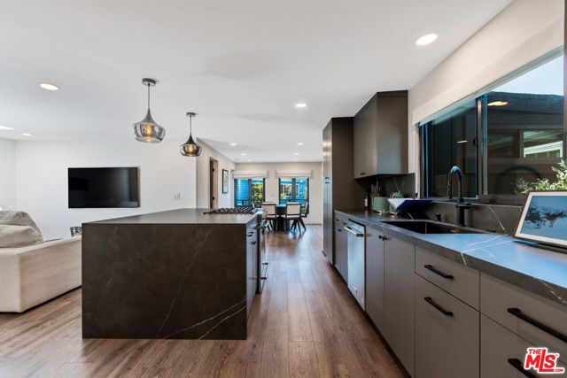 29500 Heathercliff Road, Malibu CA: https://media.crmls.org/mediaz/5bed03aa-e36a-4fa9-8cad-49328ac1b469.jpg