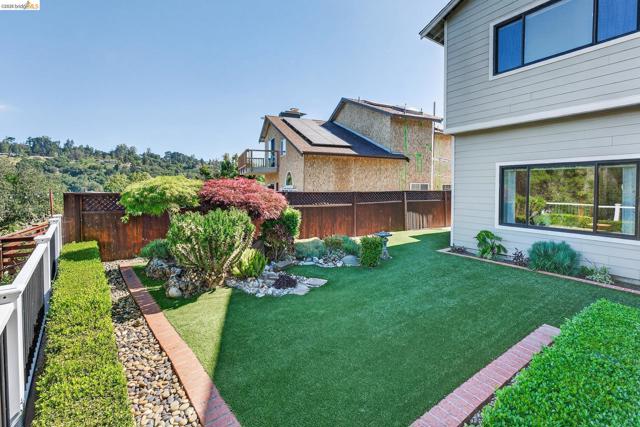 4963 Stoneridge Ct, Oakland CA: https://media.crmls.org/mediaz/5bed5ac1-9dfa-42f7-b79f-65d3d68fc51b.jpg