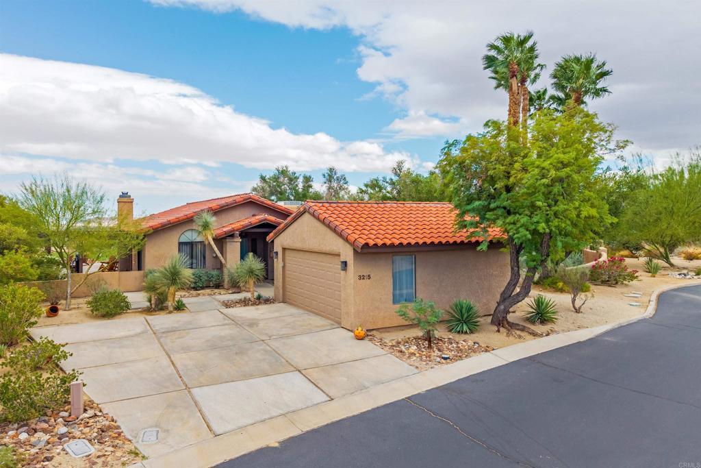 3215 Roadrunner Drive S