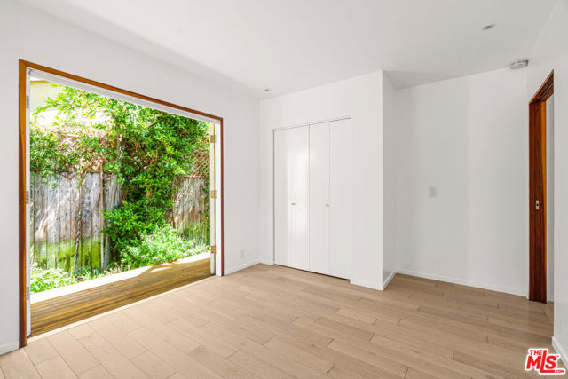 2425 Cloy Avenue, Venice CA: https://media.crmls.org/mediaz/5bee8ae7-8579-4cb7-b360-630d496cf336.jpg