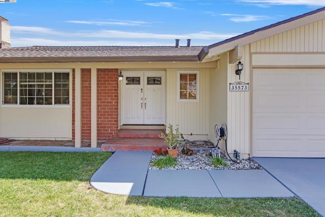 35573 Purcell Pl, Fremont CA: https://media.crmls.org/mediaz/5beed523-b824-42a5-844e-1532cb2eb1cf.jpg