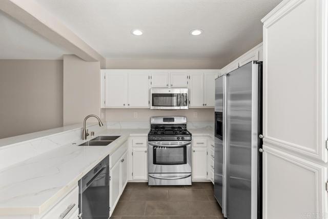 Detail Gallery Image 2 of 33 For 10254 Wateridge Cir #214,  San Diego,  CA 92121 - 2 Beds | 2/1 Baths