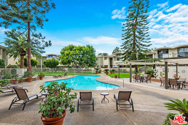 4801 La Villa Marina, Marina del Rey CA: https://media.crmls.org/mediaz/5bef2d15-1fe4-4b1e-8435-d65de1a517ba.jpg