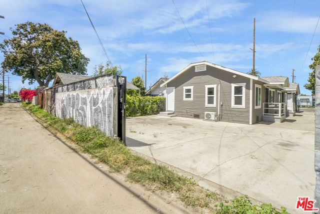 1256 Exposition Boulevard, Los Angeles CA: https://media.crmls.org/mediaz/5bef3034-969c-4664-a9fd-728cc0833920.jpg