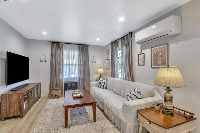 2019 E St, Hayward CA: https://media.crmls.org/mediaz/5befc68a-1333-408a-8bb4-2d7e91cbb67f.jpg