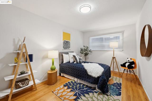 5920 Ascot Dr, Oakland CA: https://media.crmls.org/mediaz/5bf032e9-7542-465a-a828-f8caa0effa36.jpg