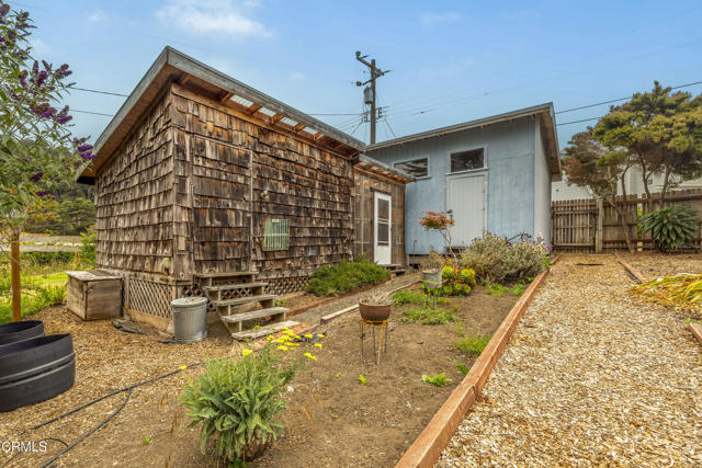3781 N Highway 1, Albion CA: https://media.crmls.org/mediaz/5bf04234-5665-4c35-bac4-222a52e9f133.jpg