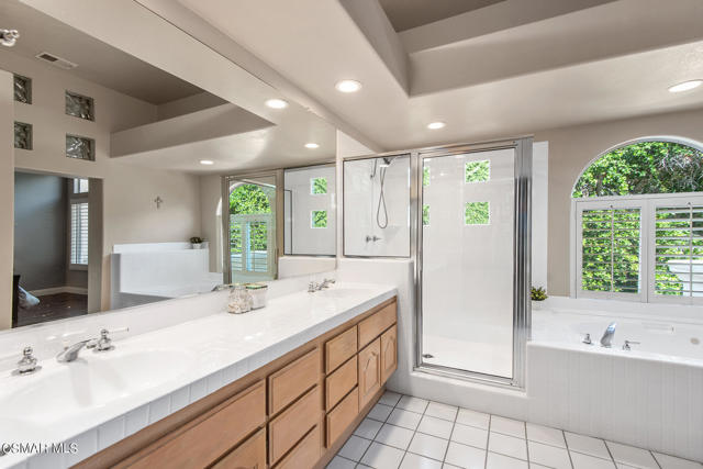 1025 Sunset Oak Circle, Newbury Park CA: https://media.crmls.org/mediaz/5bf0c745-384c-4609-9f70-39680e442deb.jpg