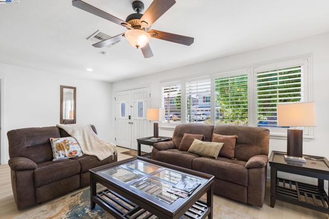 548 Sonoma Ave, Livermore CA: https://media.crmls.org/mediaz/5bf12c40-5d6f-418e-a23d-b8e54fde8631.jpg