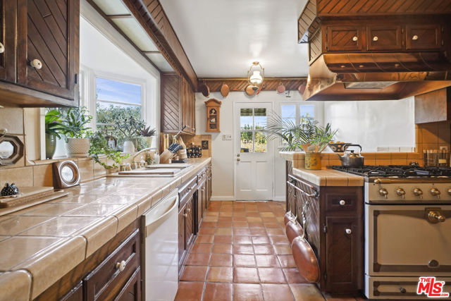 1326 Cordova Avenue, Glendale CA: https://media.crmls.org/mediaz/5bf1a67a-4b9b-4a3c-93d0-92ce5c8991ad.jpg