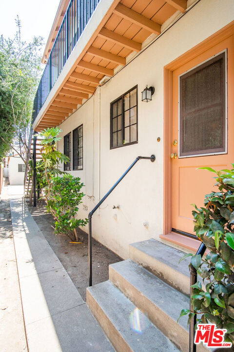 1124 San Rafael Avenue, Glendale CA: https://media.crmls.org/mediaz/5bf24ec0-31c3-40d2-8c5d-bbf69dad5fd3.jpg