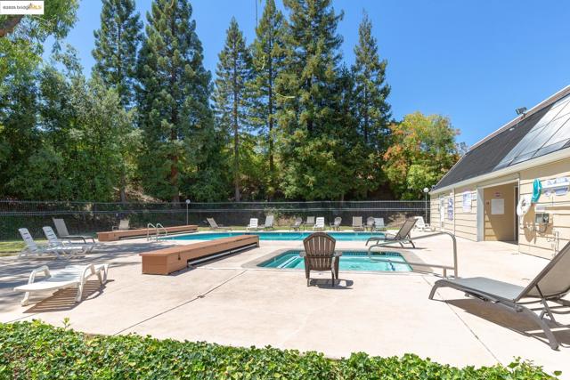 221 Village Pl, Martinez CA: https://media.crmls.org/mediaz/5bf279a1-8eb8-4185-b94b-f23bd11ef4a7.jpg