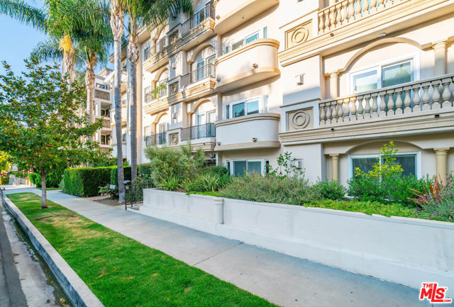 118 S Clark Drive, West Hollywood CA: https://media.crmls.org/mediaz/5bf2b46e-afdd-442d-9141-b93ffcdd4ace.jpg