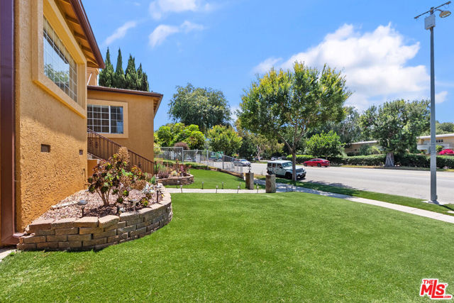 5183 Obama Boulevard, Los Angeles CA: https://media.crmls.org/mediaz/5bf319fe-2bf9-479e-a84e-2c448b17a886.jpg