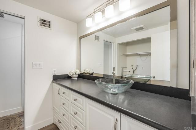 7019 Estrella De Mar Road, Carlsbad CA: https://media.crmls.org/mediaz/5bf44f7a-3cf2-44ab-8029-deb2c0c89781.jpg