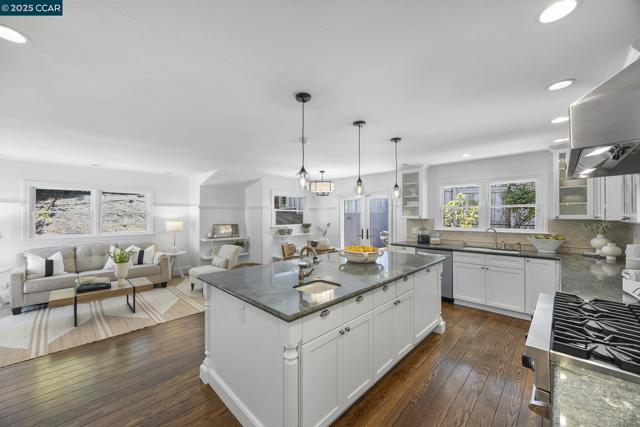3475 Springhill Rd, Lafayette CA: https://media.crmls.org/mediaz/5bf4d10e-cca7-445a-9131-f4e29f290685.jpg