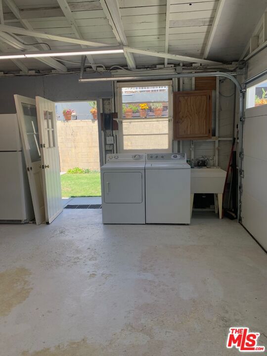 3125 Stanford Avenue, Venice CA: https://media.crmls.org/mediaz/5bf5575c-6c69-413e-a888-4e282bbaf61a.jpg